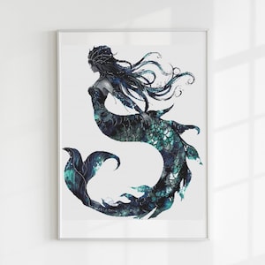 Puede incluir: Una pintura de acuarela de una sirena con el pelo largo y fluido y una cola de color azul verdoso y negro. La sirena está nadando en un fondo blanco.