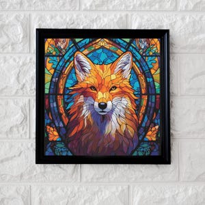 Könnte beinhalten: Gerahmtes Kunstwerk mit einem stilisierten Fuchs im Glasmalerei-Stil. Der Fuchs hat orangefarbenes und weißes Fell, vor einem Hintergrund aus blauen, orangefarbenen und grünen Farbtönen. Das Kunstwerk ist in einem schwarzen Rahmen eingefasst, geeignet für Wanddekoration.