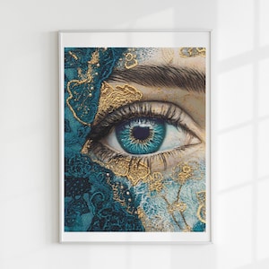 Puede incluir: Impresión artística enmarcada que presenta un primer plano de un ojo humano con un llamativo iris azul. La obra de arte incorpora elementos decorativos en color turquesa y dorado, creando una estética única. La impresión está enmarcada en blanco.