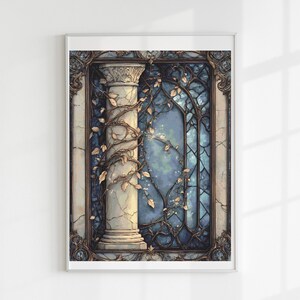 以下が含まれることがあります： つる植物と葉で飾られた古典的な柱を描いた、額装されたアートプリント。 このアートワークは、青とベージュの色使いと装飾的な窓のデザインを備えたヴィンテージの美学を持っています。