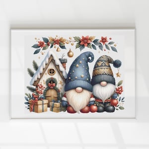Op de afbeelding: Twee gnomen met blauwe en witte mutsen staan voor een klein wit huis met een rode deur. De gnomen houden rode en witte cadeaus vast. Het huis is versierd met een krans en een rode strik. De achtergrond is een besneeuwd bos met rode bessen en groene bladeren.