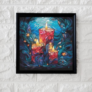 Könnte beinhalten: Drei rote Kerzen mit Flammen sind in einem Bleiglas-Stil dargestellt. Die Kerzen sind von blauem und grünem Laub und Sternen umgeben. Der Hintergrund ist ein blaues und weißes abstraktes Design.