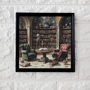 Peut inclure: Impression d'art encadrée d'une bibliothèque. Deux fauteuils sont face à face près d'une table ronde avec un livre. Des bibliothèques bordent les murs, et le fond montre un ciel étoilé. L'impression est dans un cadre noir.