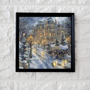 Op de afbeelding: Een vintage zwarte auto rijdt over een besneeuwde straat die is omzoomd met bomen en een groot, versierd gebouw. Het gebouw is verlicht met warme, gele lichten, wat een feestelijke sfeer creëert. De scène doet denken aan een klassieke kerstkaart.