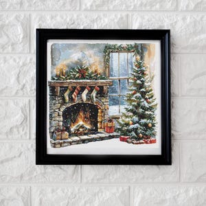 Puede incluir: Una pintura de acuarela enmarcada representa una acogedora escena navideña. Una chimenea de piedra con calcetines y un fuego encendido es el punto focal. Un árbol de Navidad decorado y regalos están presentes, con una ventana nevada en el fondo.