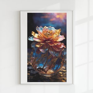 Könnte beinhalten: Eine goldene und schillernde Blume steht in einer klaren Glasvase mit einem blauen und goldenen Design. Die Vase steht auf einer dunklen Oberfläche.