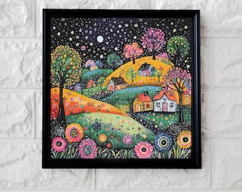 Op de afbeelding: Een ingelijst, kleurrijk volkskunstschilderij dat een grillig landschap onder een sterrenhemel uitbeeldt. Het kunstwerk toont glooiende heuvels, huizen, bomen en bloemen in levendige kleuren. Het zwarte frame zorgt voor een contrast.