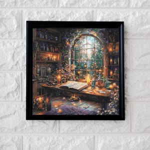 以下が含まれることがあります： 神秘的なインテリアシーンの額入りプリント。木製のテーブルには開いた本があり、ろうそく、ボトル、花に囲まれています。瓶やボトルでいっぱいの棚が壁に並んでいます。大きなアーチ型の窓からは、明るく日当たりの良い屋外の景色が見えます。