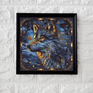 Könnte beinhalten: Gerahmtes Kunstwerk mit einem stilisierten Wolfsporträt. Der Wolf ist in Blau- und Goldtönen dargestellt, mit einem mosaikartigen Design. Der Hintergrund ist dunkelblau mit goldenen Akzenten, und der Rahmen ist schwarz.