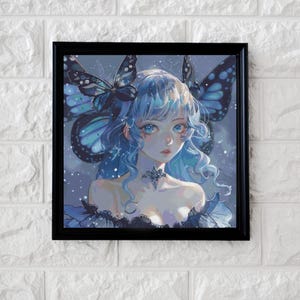 Op de afbeelding: Een digitale schildering van een jonge vrouw met blauw haar en blauwe ogen. Ze draagt een zwarte jurk en heeft grote blauwe vlinder vleugels achter haar.