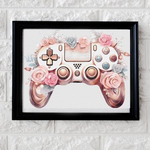 Puede incluir: Un mando de videojuegos blanco y dorado con flores rosas y blancas a su alrededor. El mando está rodeado por un marco negro.