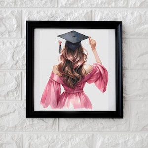 Puede incluir: Una mujer con un vestido rosa y un gorro de graduación negro en la cabeza. Está de pie de espaldas a la cámara con los brazos en alto.