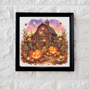 Könnte beinhalten: Ein gerahmter Kunstdruck, der eine rustikale Scheune mit der Aufschrift Pumpkin Farm zeigt, umgeben von Herbstlaub, zwei Vogelscheuchen und mehreren leuchtenden Kürbissen. Die Szene zeigt einen Sonnenuntergangshimmel mit einer Mondsichel.