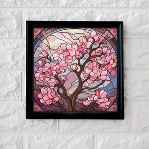 Peut inclure: Une œuvre d'art de style vitrail représentant un arbre en fleurs rose avec un tronc et des branches bruns. L'arrière-plan est d'un violet, bleu et rose doux.