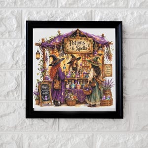 Puede incluir: Una impresión artística enmarcada que representa una tienda de pociones y hechizos con tres figuras con sombreros puntiagudos. El letrero dice Potions & Spells, y un letrero más pequeño dice Magic in every bottle. Tonos morados y verdes.