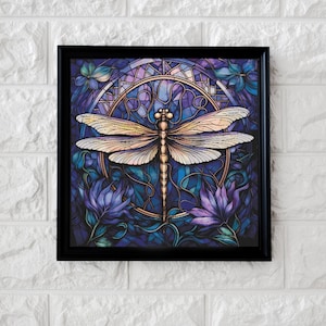 Pode incluir: Uma impressão emoldurada de uma libélula com asas iridescentes, cercada por flores roxas e um design de vitral. O fundo é azul escuro com detalhes dourados.