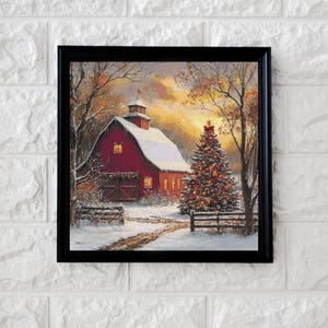 Könnte beinhalten: Gerahmter Druck einer Winterlandschaft mit einer roten, schneebedeckten Scheune, einem geschmückten Weihnachtsbaum und einem verschneiten Weg. Das Kunstwerk vor einem warmen, goldenen Sonnenuntergang.