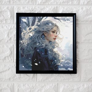 Op de afbeelding: Een schilderij van een vrouw met lang, wit haar, die een donkerblauwe jas draagt. Ze staat in een besneeuwd bos, met een zachte, wazige achtergrond.