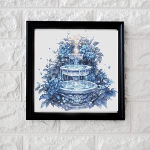 Könnte beinhalten: Gerahmter Druck mit einem dreistufigen Brunnen mit blauem Wasser und floralen Akzenten. Das Kunstwerk ist vor einem Hintergrund aus blauen Blumen und Blättern in einem schwarzen Rahmen dargestellt.