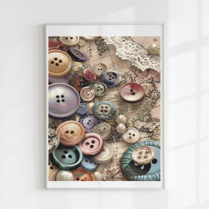 Op de afbeelding: Een ingelijste print met een verzameling kleurrijke knopen in verschillende maten en tinten, waaronder geel, roze, blauw en paars. De knopen zijn gerangschikt op een vintage kaart, met een stuk kant en parels.