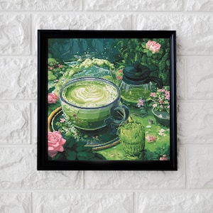 Op de afbeelding: Een ingelijste kunstprint met een groene matcha latte in een keramische kop met latte art, een glazen theepot en roze rozen. De scène is geplaatst in een weelderige, levendige tuin met groen gebladerte en kleine witte bloemen in een zwarte lijst.