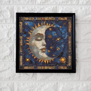 Könnte beinhalten: Ein gerahmtes Kunstwerk, das eine stilisierte Sonne und einen Mond mit einem Mosaikdesign zeigt. Die Sonne ist goldgelb mit einem Gesicht und der Mond ist eine Sichelform mit blauem Hintergrund und Sternen.