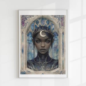 Può includere: Stampa ad acquerello incorniciata di una persona dalla pelle scura con una corona a mezzaluna. La persona è incorniciata da una finestra ad arco con un disegno a vetrate blu e bianche. Tema gotico.