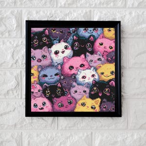 Peut inclure: Une œuvre d'art encadrée présentant un motif pixélisé de nombreux visages de chats de dessins animés. Les chats sont de différentes couleurs, dont le rose, le noir, le jaune et le violet, avec de grands yeux expressifs. L'œuvre est placée contre un mur de briques blanches.