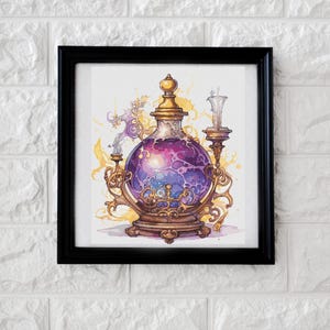 Könnte beinhalten: Eine violette Glasflasche mit goldenem Deckel und verzierten Details steht auf einem goldenen Ständer. Die Flasche ist mit einer wirbelnden violetten Flüssigkeit gefüllt und von einem goldenen Schein umgeben.