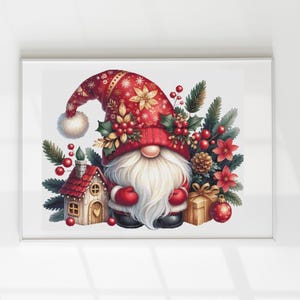 Könnte beinhalten: Eine festliche Weihnachtszwerg-Illustration. Der Zwerg trägt einen roten Hut mit goldenen Blumenakzenten und einen weißen Bart. Das Bild enthält ein kleines Haus, Geschenke und festliches Grün, was eine fröhliche Urlaubsszene schafft.