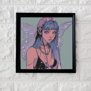 Può includere: Un'illustrazione digitale di una persona con i capelli blu e un'ala di farfalla. La persona indossa una maglietta nera e una collana con un ciondolo. Lo sfondo è di colore blu chiaro.