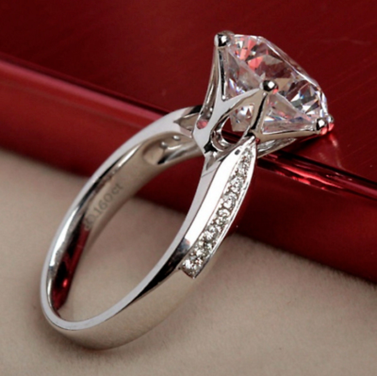 Main stone. Обручальное кольцо с бриллиантом. Кольцо с Крапановая закрепкой. Кольцо с тремя большими муассанитами. Проба 2 муассанита.
