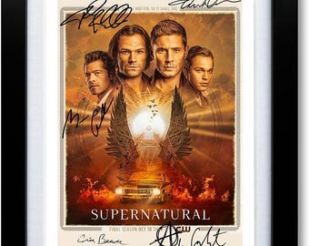Puede incluir: Un póster enmarcado de la serie de televisión Supernatural con cuatro actores, un coche y alas en una paleta de colores naranja y marrón. El póster incluye el texto Supernatural, Final Season Oct 10 y varias firmas en tinta negra.