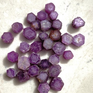 AAA100%NATURAL STAR Ruby Rough Quality Raw Stones Healing Crystal HomeDecor House Warming,For Making Stones,Jewlry making,etc In Price