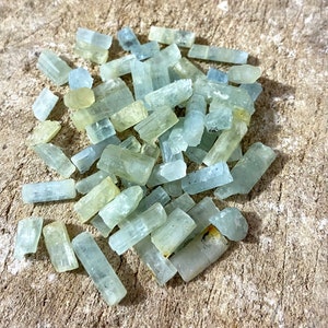 AAA + 100% natürliche rohe AQUAMARIN-Beryl-Kristalle, rauer Aquamarin-Marsch-Geburtsstein, Heilkristalle, seltener ungeschliffener Punkt, für Schmuck usw