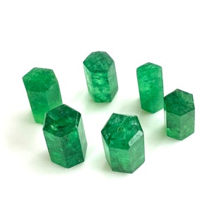AAA Raw Emerald Crystal, gepolijste natuurlijke groene smaragd ruw, A Grade Emerald Crystal, zeshoekige vorm Emerald Emerald Rough geboortesteen, cadeau