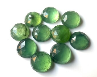 Op de afbeelding: Tien groene edelsteen cabochons met een facetgeslepen ontwerp. De cabochons zijn rond en hebben een gladde, gepolijste afwerking.