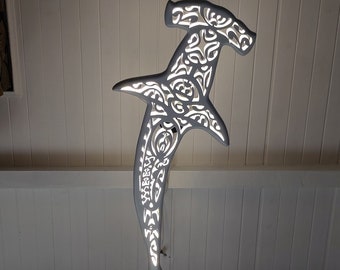 Lampadario da soffitto unico in legno con martello di squalo realizzato a mano: lampada da parete a led per l'arredamento della casa costiera o nautica sulla spiaggia in stile surf Maori