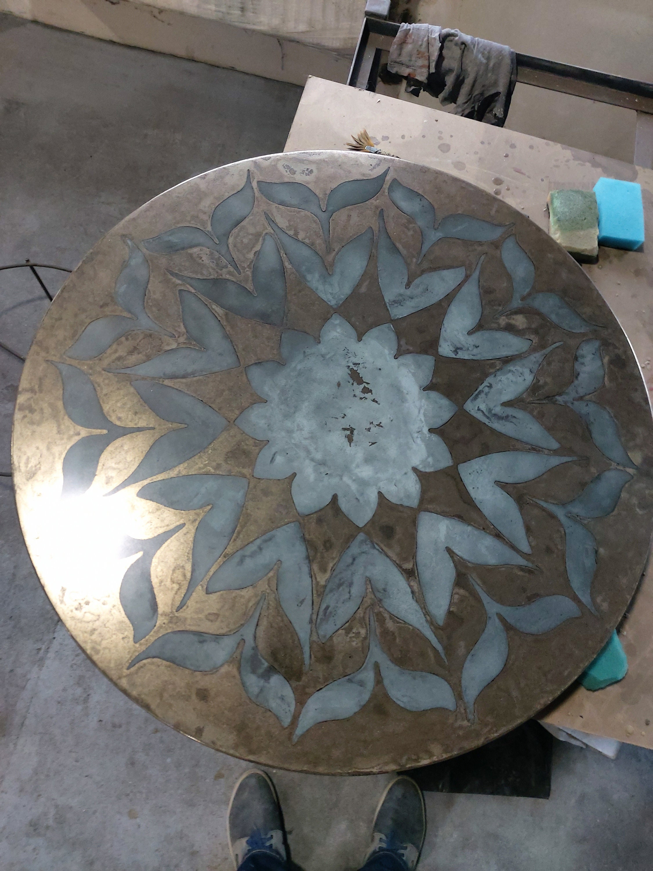 Runder Couchtisch aus Holz und Metall mit floralen Design: | Etsy