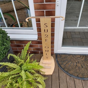 Estante para tablas de surf portátil para almacenamiento de una sola tabla y exhibición vertical: soporte para tablas de piso de madera personalizado como idea de regalo para accesorios de surf