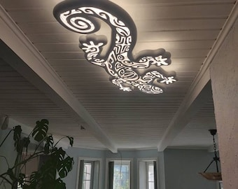 Handgefertigter einzigartiger Gecon-Deckenleuchter aus Holz: LED-Wandlampe für Strand-Küsten- oder maritime Dekoration im Maori-Surf-Stil