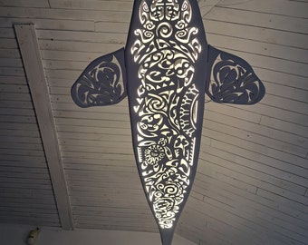 Handgefertigte einzigartige Orca-Deckenleuchter: LED-Wandleuchte für Strandküste oder nautisches Wohnzimmerdekor im Maori-Surf-Stil