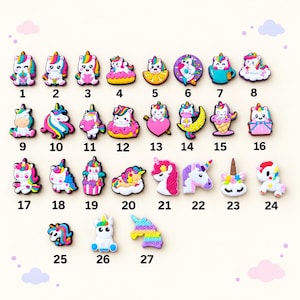 Könnte beinhalten: Eine Sammlung von siebenundzwanzig bunten Silikon-Schuhanhängern mit verschiedenen Einhorn-Motiven, darunter Einhörner mit Donuts, Herzen, Wolken und Eiscreme, die jeweils mit einer schwarzen Nummer von 1 bis 27 zur Identifizierung versehen sind.