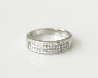 Banda de oro blanco macizo de 18 quilates con diamantes de talla princesa