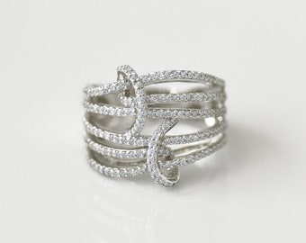 Anillo llamativo de diamantes en oro blanco macizo de 14 quilates