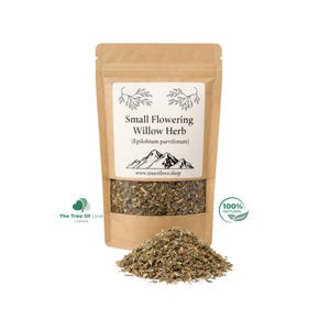Könnte beinhalten: Ein brauner Kraftpapierbeutel mit getrocknetem Kleinblütigem Weidenröschen (Epilobium parvifolium). Das Etikett zeigt eine Berggrafik und den Text www.treeoflove.shop. Ein Haufen der losen, getrockneten grünen Kräuter liegt vor dem Beutel.