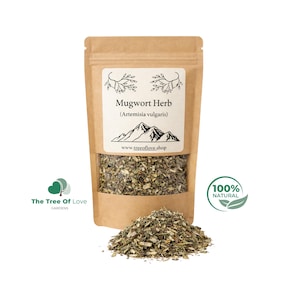 Può includere: Una busta di carta kraft marrone contenente artemisia essiccata (Artemisia vulgaris). L'etichetta presenta un'illustrazione di montagna, il testo www.treeoflove.shop, e un mucchio di erbe essiccate verdi e marroni davanti alla busta.