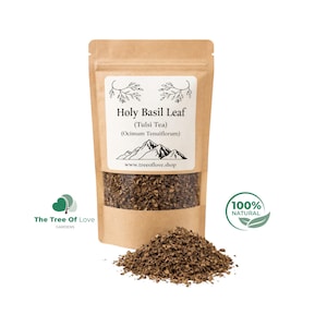 Op de afbeelding: Een bruin papieren zakje met gedroogd heilig basilicumblad, Tulsi-thee, met een doorzichtig venster dat de inhoud toont. Het etiket bevat een bergafbeelding en de tekst Holy Basil Leaf, Tulsi Tea, Ocimum Tenuiflorum en www.treeoflove.shop.