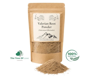 Pode incluir: Uma bolsa de papel kraft castanho contendo pó de raiz de valeriana. O rótulo apresenta um gráfico de montanha, o texto Valerian Root Powder (Valeriana Officinalis) e o site www.treeoflove.shop. Um monte de pó castanho está à frente.