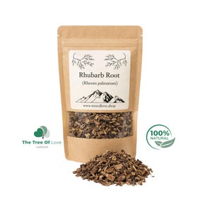 Può includere: Un sacchetto di carta kraft marrone contenente radice di rabarbaro essiccata e tritata. L'etichetta riporta il testo Rhubarb Root (Rheum palmatum), un'illustrazione di montagna e il sito web www.treeoflove.shop. Un mucchio di radice è davanti al sacchetto.